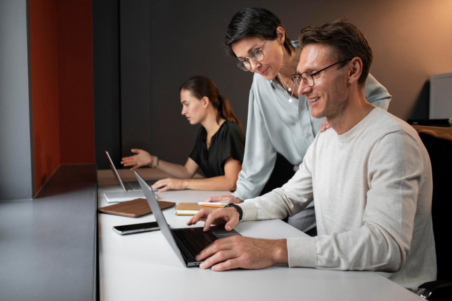 Environnement de formation moderne avec écrans d'analyse financière